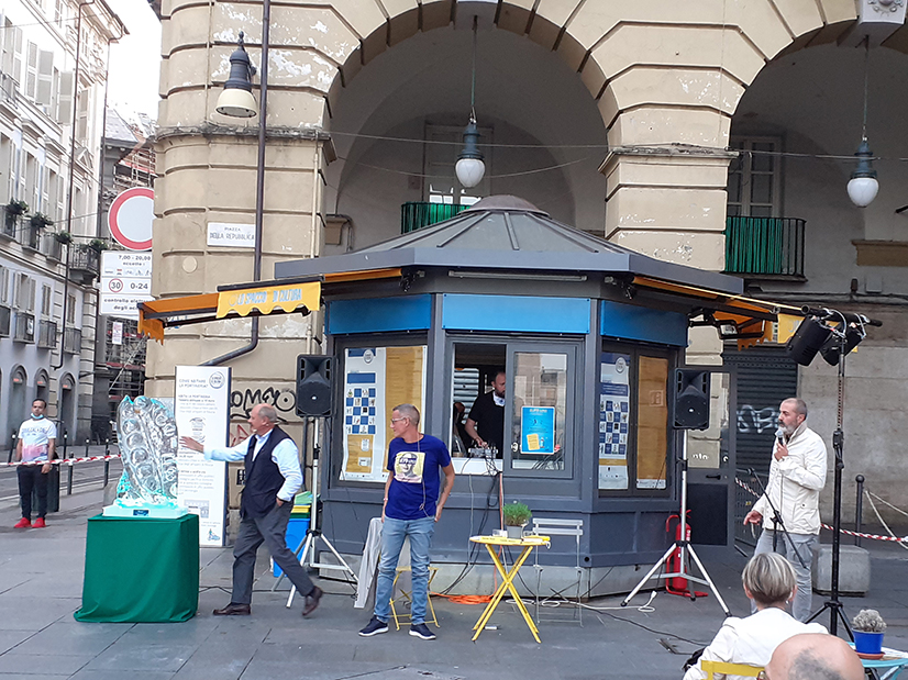 Lo spaccio di Cultura - Portineria di Comunità di Porta Palazzo a Torino. Nell'immagine, da sinistra, Oscar Farinetti, Davide Pinto e Amadeo, scultore del ghiaccio